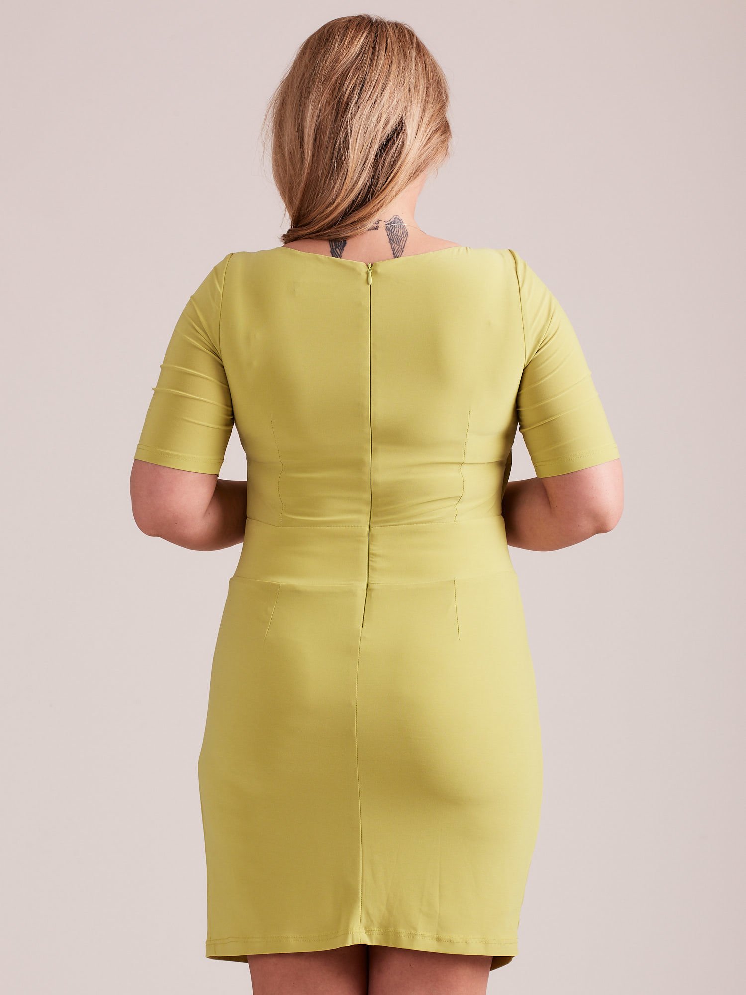 Zielona drapowana sukienka z kopertowym dekoltem - obrazek 2